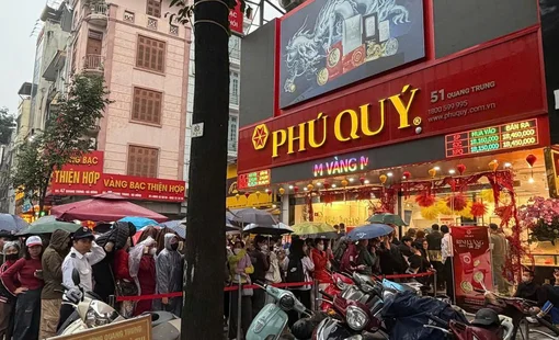 Nhộn nhịp người đi mua vàng bạc ngày vía Thần Tài