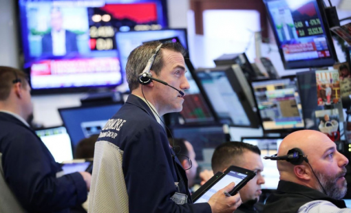 Dow Jones áp sát mức đỉnh lịch sử, cổ phiếu công nghệ tiếp tục bị bán tháo