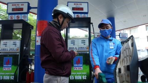 Giá xăng dầu giảm sâu, xăng RON95 xuống còn hơn 25.000 đồng/lít