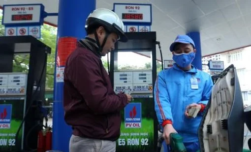 Giá xăng dầu giảm sâu, xăng RON95 xuống còn hơn 25.000 đồng/lít