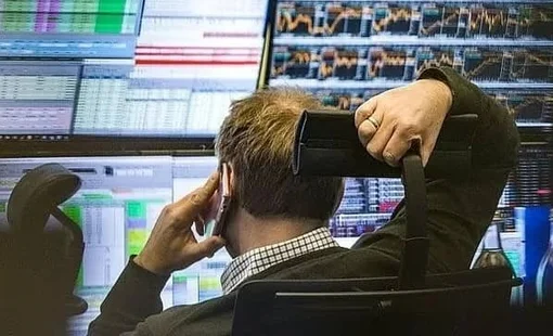 Phiên 12/3: Khối ngoại bán ròng hàng trăm tỷ đồng, "tung" 250 tỷ gom một cổ phiếu VN30