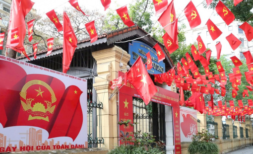 Thủ đô Hà Nội rực sắc cờ, khẩn trương hoàn thiện những khâu chuẩn bị cuối cùng, sẵn sàng chào đón Ngày hội bầu cử