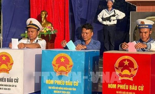 Cử tri đặc khu Trường Sa hòa chung ngày hội bầu cử của cả nước