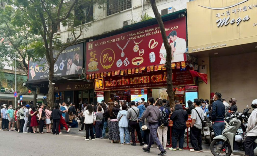 Giá vàng tiếp tục hạ, người mua xếp hàng dài