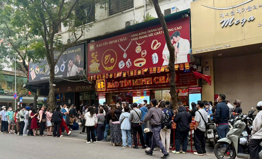 Giá vàng tiếp tục hạ, người mua xếp hàng dài