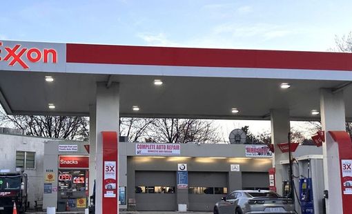 Mỹ cho phép tạm thời mua bán dầu thô Iran để bình ổn giá năng lượng