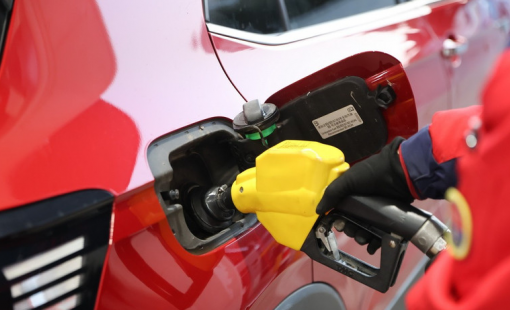 Giá dầu giảm 2% khi phía Iran xem xét đề xuất hòa bình của Mỹ