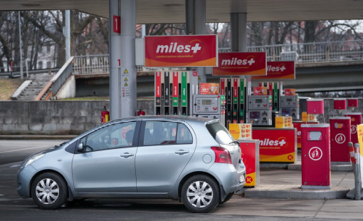 Giá dầu thô giảm nhẹ trước gia hạn trừng phạt Iran và căng thẳng Trung Đông