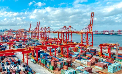Thương mại Trung Quốc tăng trưởng kỷ lục trước khi xung đột Trung Đông bùng phát