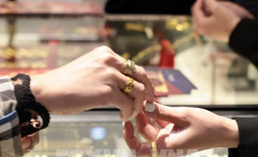 Giá vàng hướng đến tháng giảm sâu nhất trong hơn 17 năm