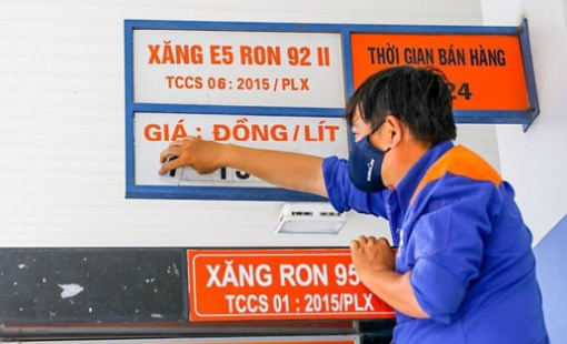 Giá xăng tăng 4.700 đồng một lít