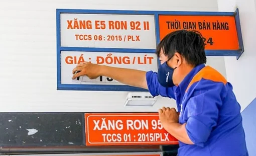 Giá xăng tăng 4.700 đồng một lít