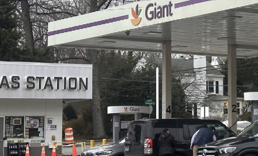 Dù tự chủ nguồn cung dầu, người Mỹ vẫn không thoát cú sốc giá xăng