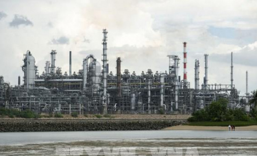 Giá dầu phục hồi do lo ngại nguồn cung và ách tắc tại Hormuz