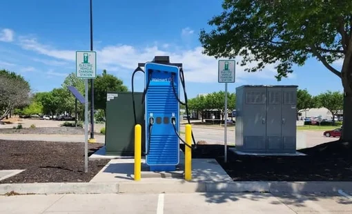Tăng trưởng 50% với hơn 200 trạm sạc trong 2 tháng, Walmart đang “đánh úp” Tesla
