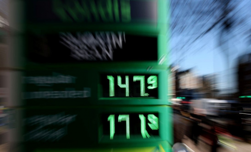 Giá dầu thô thế giới tuần qua tiếp tục biến động mạnh