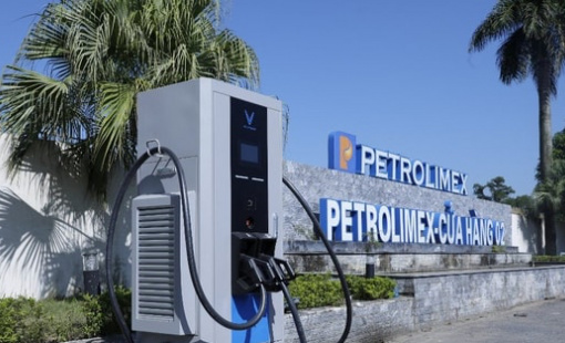 Bán gần 20 triệu tấn xăng dầu, doanh thu của Petrolimex vẫn thua xa Vingroup?