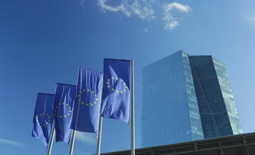 Quan chức ECB cảnh báo khả năng sớm điều chỉnh lãi suất