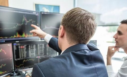 Khối ngoại "tung" hơn 700 tỷ gom ba cổ phiếu bluechips trong phiên VN-Index biến động mạnh