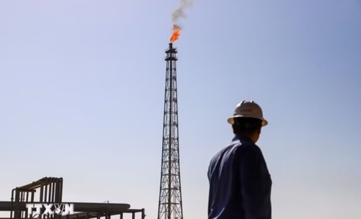 Giá dầu Brent tăng 2% sau các cuộc không kích của Mỹ vào Iran