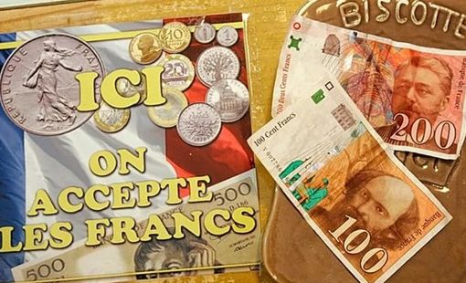Pháp phát hành đồng xu vàng tích hợp số