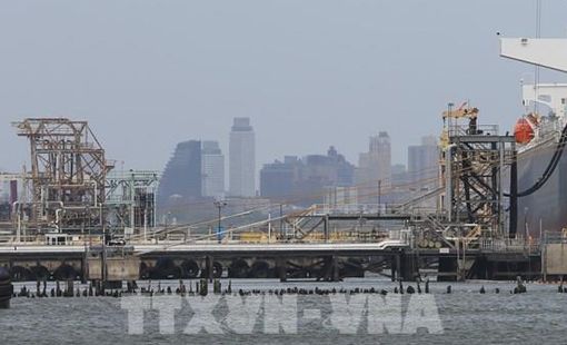 Giá dầu tăng vọt sau khi Iran tấn công đáp trả Mỹ