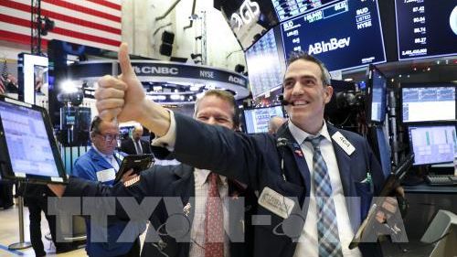 Phố Wall đi lên, S&P 500 và Nasdaq đóng cửa ở mức cao kỷ lục