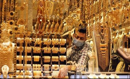 Giá vàng châu Á giảm do áp lực từ đồng USD và giá dầu