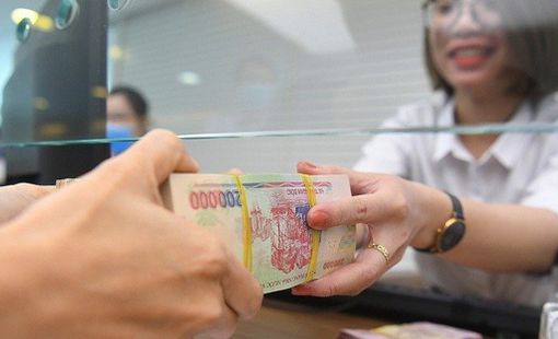 Bất chấp lãi suất hạ nhiệt, tiền gửi dân cư vẫn chảy mạnh vào ngân hàng