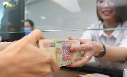 Bất chấp lãi suất hạ nhiệt, tiền gửi dân cư vẫn chảy mạnh vào ngân hàng