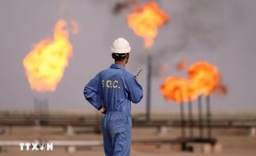 Mỹ tạm thời nới lỏng hạn chế đối với giao dịch dầu mỏ của Iran