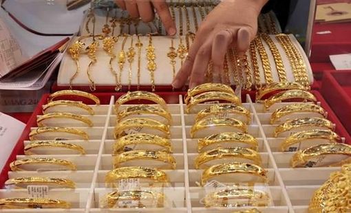 Giá vàng giảm xuống mức thấp hai tuần do sức ép từ đồng USD và triển vọng lãi suất