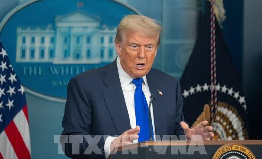 Tổng thống Trump bất ngờ hoãn ký dự luật hỗ trợ nhà ở