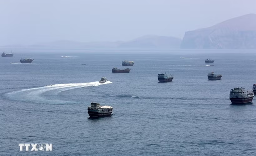 Dòng chảy dầu qua Hormuz dần phục hồi, thị trường đối mặt nguy cơ dư cung