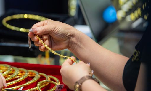 “Vàng có thể dần tạo đáy nhưng khó tăng mạnh ngay trong nửa cuối năm”