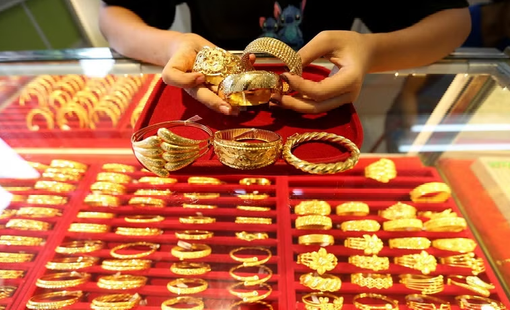 Giá vàng giảm hơn 1% do lo ngại lãi suất cao và căng thẳng Trung Đông