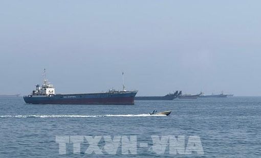 Xung đột tái bùng phát, lượng dầu vận chuyển qua eo biển Hormuz sụt giảm
