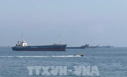Xung đột tái bùng phát, lượng dầu vận chuyển qua eo biển Hormuz sụt giảm