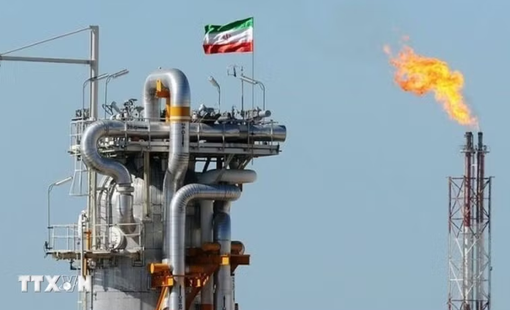 Giá dầu thô lao dốc 5% nhờ tín hiệu Mỹ-Iran tạm ngừng giao tranh