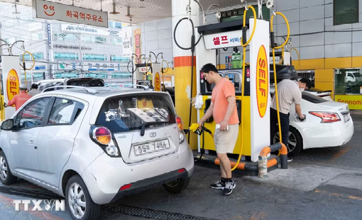 Giá dầu châu Á hạ nhiệt khi nguồn cung "vàng đen" gia tăng