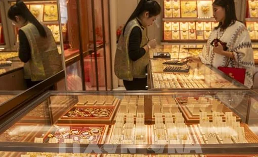Giá vàng giảm trong lúc nhà đầu tư chờ đợi biên bản họp của Fed