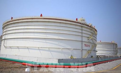 Lượng dầu thô dự trữ toàn cầu lại giảm