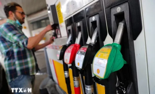 Hoạt động chốt lời khiến giá dầu giảm hơn 2 USD