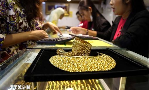 Giá vàng giảm mạnh do lo ngại lãi suất tăng từ Fed