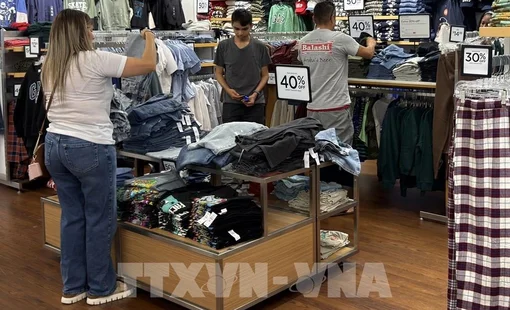 Doanh nghiệp bán lẻ Mỹ dùng tiền hoàn thuế quan để giảm giá