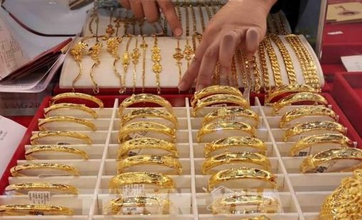 Giá vàng hướng đến tuần giảm giá trước áp lực từ triển vọng lãi suất