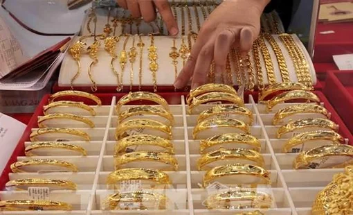 Giá vàng hướng đến tuần giảm giá trước áp lực từ triển vọng lãi suất
