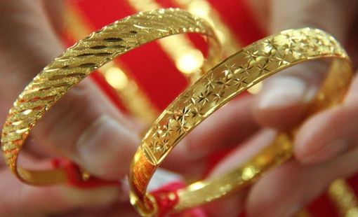 Giá vàng giảm hơn 2% trước áp lực từ giá dầu và kỳ vọng lãi suất