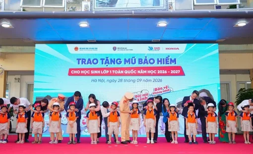 Honda Việt Nam trao tặng 1,8 triệu mũ bảo hiểm cho học sinh lớp Một