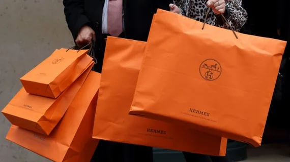 Nghịch lý: Lạm phát càng cao, giới siêu giàu càng mạnh tay chi tiền cho túi Hermes, áo Gucci, mỹ phẩm L'Oreal